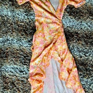 Beautiful high-low, flowy dress 💛♥️🧡